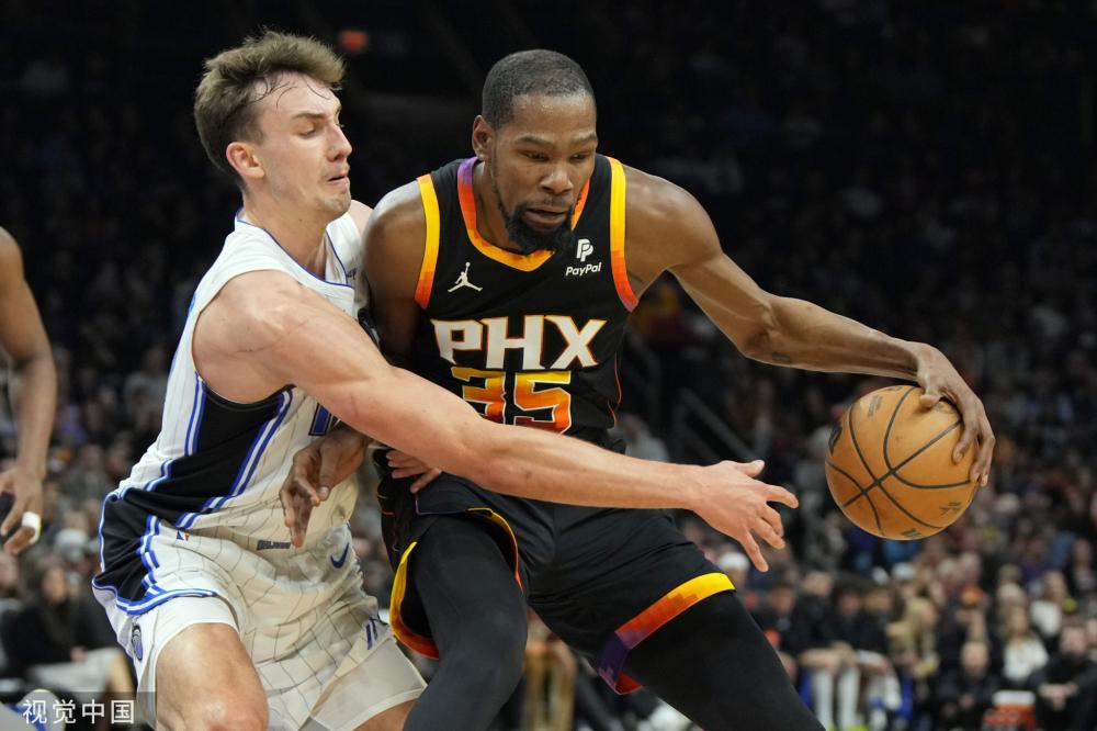 莱万再度展 莱万再度展