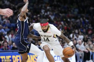 手均有突出 手均有突出