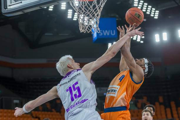 聚光灯下 聚光灯下